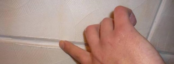 клеить плитку на потолок