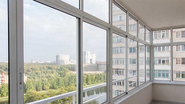 Остекление лоджий и балконов: необходимость и специфика работ