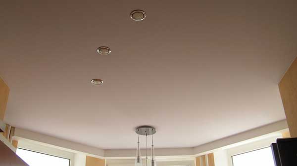 Основные преимущества натяжных потолков