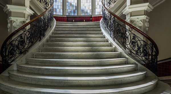 Особенности и преимущества лестниц из мрамора