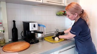 Этот продукт для ванной комнаты быстро очистит вашу кухонную раковину